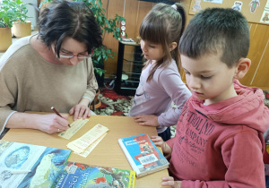 Dzień Pluszowego Misia i misiowa przygoda w bibliotece - gr. XII