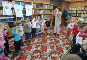 Dzień Pluszowego Misia i misiowa przygoda w bibliotece - gr. XII