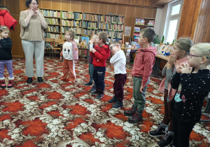 Dzień Pluszowego Misia i misiowa przygoda w bibliotece - gr. XII