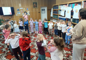 Dzień Pluszowego Misia i misiowa przygoda w bibliotece - gr. XII