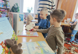 Dzień Pluszowego Misia i misiowa przygoda w bibliotece - gr. XII