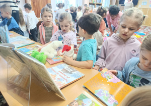Dzień Pluszowego Misia i misiowa przygoda w bibliotece - gr. XII
