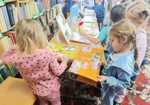 Dzień Pluszowego Misia i misiowa przygoda w bibliotece - gr. XII