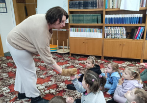 Dzień Pluszowego Misia i misiowa przygoda w bibliotece - gr. XII