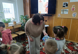 Dzień Pluszowego Misia i misiowa przygoda w bibliotece - gr. XII