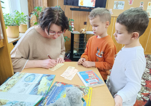 Dzień Pluszowego Misia i misiowa przygoda w bibliotece - gr. XII