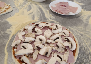 "Jak powstaje pizza?" - czyli kulinarne warsztaty w gr. XII