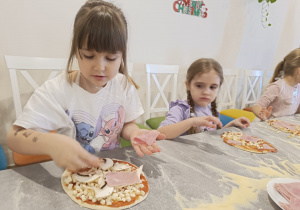 "Jak powstaje pizza?" - czyli kulinarne warsztaty w gr. XII