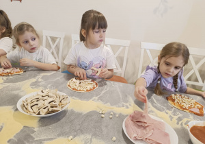 "Jak powstaje pizza?" - czyli kulinarne warsztaty w gr. XII