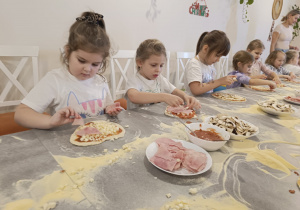 "Jak powstaje pizza?" - czyli kulinarne warsztaty w gr. XII