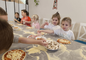 "Jak powstaje pizza?" - czyli kulinarne warsztaty w gr. XII