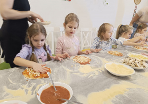"Jak powstaje pizza?" - czyli kulinarne warsztaty w gr. XII
