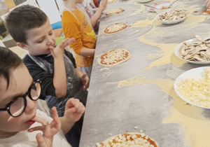 "Jak powstaje pizza?" - czyli kulinarne warsztaty w gr. XII
