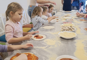 "Jak powstaje pizza?" - czyli kulinarne warsztaty w gr. XII