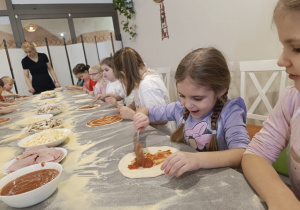 "Jak powstaje pizza?" - czyli kulinarne warsztaty w gr. XII