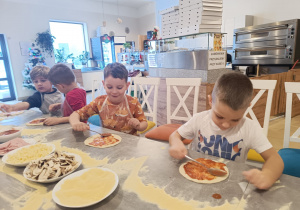 "Jak powstaje pizza?" - czyli kulinarne warsztaty w gr. XII