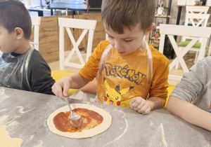 "Jak powstaje pizza?" - czyli kulinarne warsztaty w gr. XII