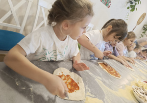 "Jak powstaje pizza?" - czyli kulinarne warsztaty w gr. XII