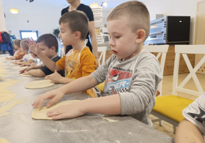 "Jak powstaje pizza?" - czyli kulinarne warsztaty w gr. XII