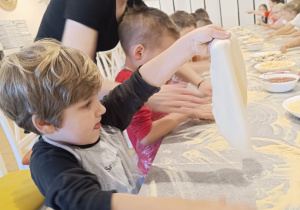 "Jak powstaje pizza?" - czyli kulinarne warsztaty w gr. XII