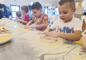 "Jak powstaje pizza?" - czyli kulinarne warsztaty w gr. XII