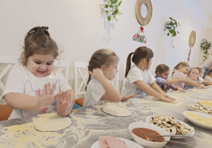 "Jak powstaje pizza?" - czyli kulinarne warsztaty w gr. XII