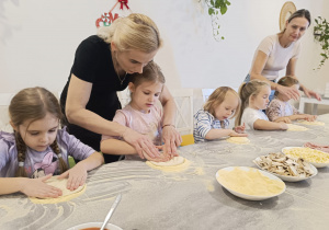 "Jak powstaje pizza?" - czyli kulinarne warsztaty w gr. XII