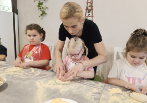 "Jak powstaje pizza?" - czyli kulinarne warsztaty w gr. XII