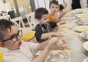 "Jak powstaje pizza?" - czyli kulinarne warsztaty w gr. XII