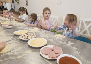 "Jak powstaje pizza?" - czyli kulinarne warsztaty w gr. XII