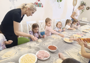 "Jak powstaje pizza?" - czyli kulinarne warsztaty w gr. XII