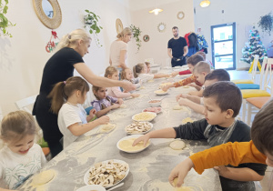 "Jak powstaje pizza?" - czyli kulinarne warsztaty w gr. XII