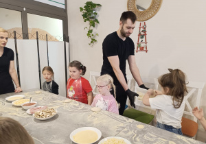 "Jak powstaje pizza?" - czyli kulinarne warsztaty w gr. XII