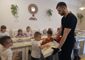 "Jak powstaje pizza?" - czyli kulinarne warsztaty w gr. XII