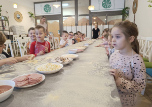 "Jak powstaje pizza?" - czyli kulinarne warsztaty w gr. XII