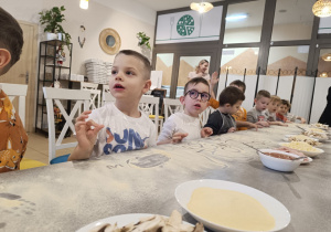 "Jak powstaje pizza?" - czyli kulinarne warsztaty w gr. XII