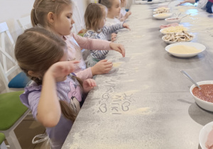 "Jak powstaje pizza?" - czyli kulinarne warsztaty w gr. XII