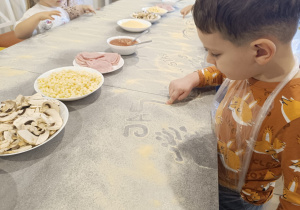 "Jak powstaje pizza?" - czyli kulinarne warsztaty w gr. XII