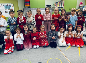 Świąteczna magia: tworzenie kul śnieżnych – warsztaty w grupie IV