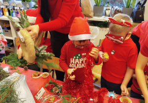 „Świąteczne wianki” – warsztaty bożonarodzeniowe w gr. XII