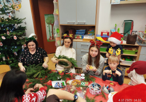 „Świąteczne wianki” – warsztaty bożonarodzeniowe w gr. XII
