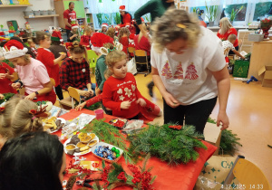 „Świąteczne wianki” – warsztaty bożonarodzeniowe w gr. XII