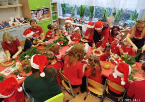„Świąteczne wianki” – warsztaty bożonarodzeniowe w gr. XII