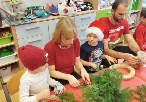 „Świąteczne wianki” – warsztaty bożonarodzeniowe w gr. XII