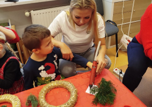 „Świąteczne wianki” – warsztaty bożonarodzeniowe w gr. XII