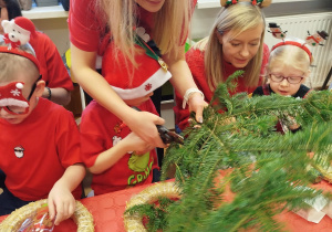 „Świąteczne wianki” – warsztaty bożonarodzeniowe w gr. XII