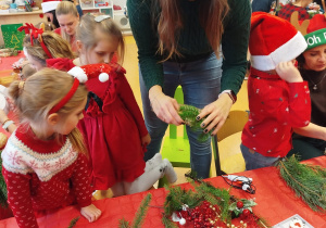 „Świąteczne wianki” – warsztaty bożonarodzeniowe w gr. XII
