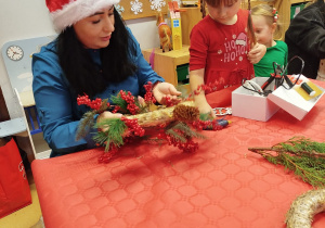 „Świąteczne wianki” – warsztaty bożonarodzeniowe w gr. XII