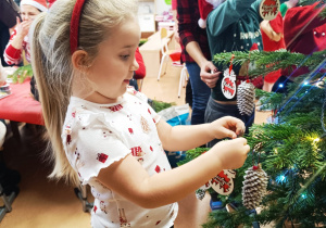 „Świąteczne wianki” – warsztaty bożonarodzeniowe w gr. XII