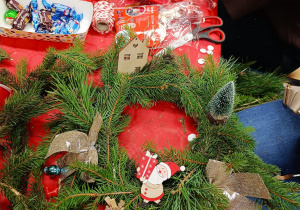 „Świąteczne wianki” – warsztaty bożonarodzeniowe w gr. XII